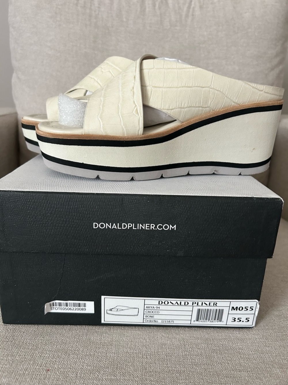 Donald J. Pliner Arya Bone Croc-Embossed platforms Size 5 1/2 M